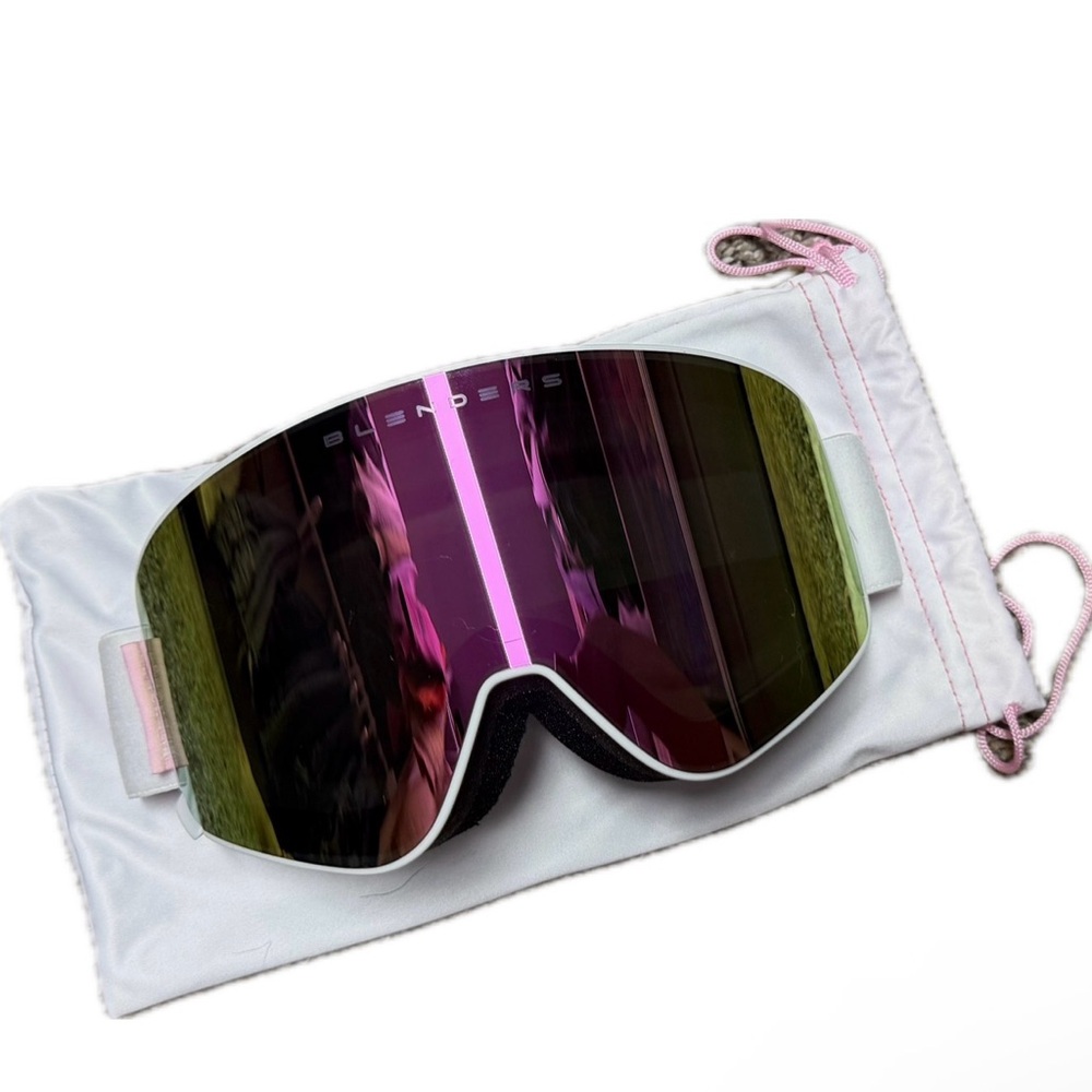 NWT Blenders Women’s Aura white Pink Ski Goggles Case Nighttime Lens EUC 100% UV